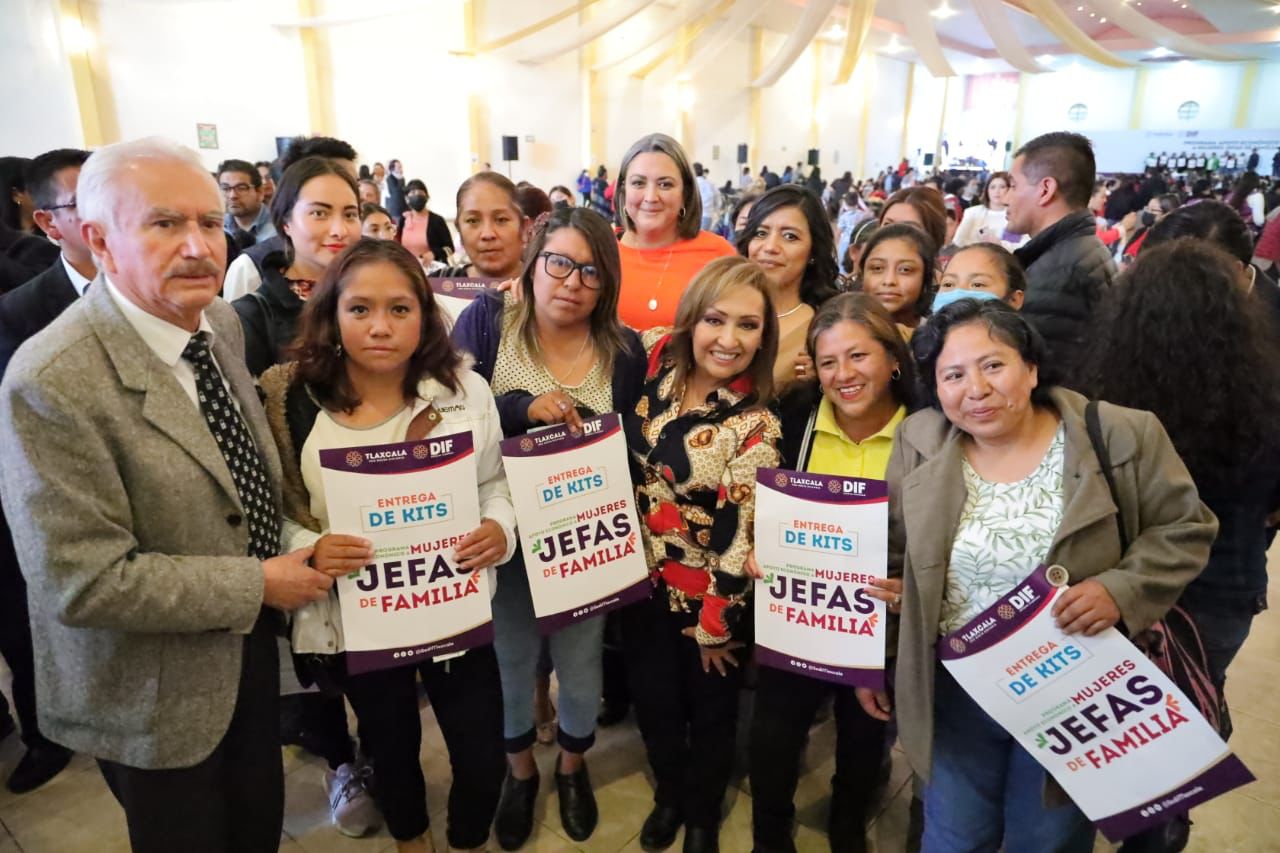 Acompaña edil de Chiautempan a Gobernadora en la entrega de apoyos a jefas de familia